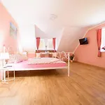 Zlatovláska U Zámku červená Lhota Penzion