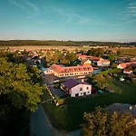 Zlatovláska U Zámku červená Lhota Penzion