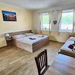 Penzion Zlatovláska U Zámku červená Lhota