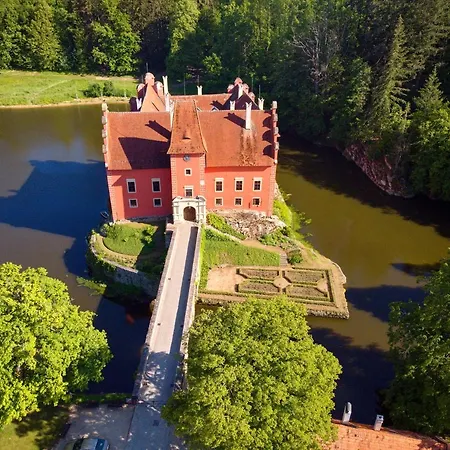Gasthuis A Restaurace Zlatovlaska U Zamku Cervena Lhota Jizna