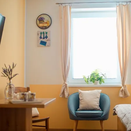Gasthuis A Restaurace Zlatovlaska U Zamku Cervena Lhota