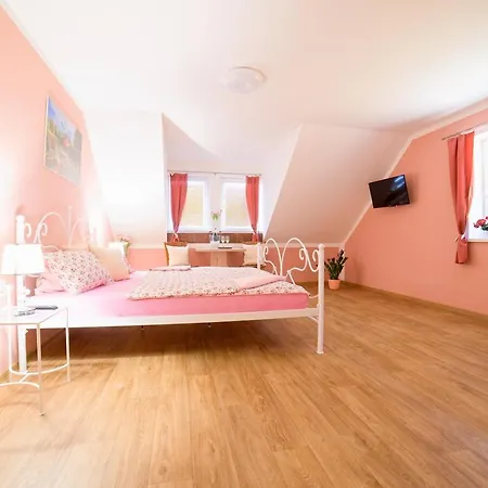 A Restaurace Zlatovlaska U Zamku Cervena Lhota Guest house