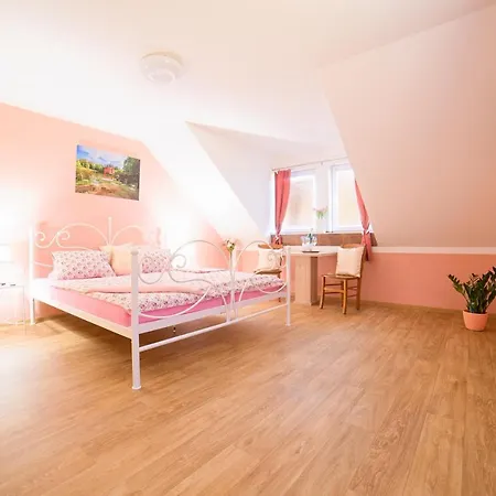 A Restaurace Zlatovlaska U Zamku Cervena Lhota Guest house Jizna