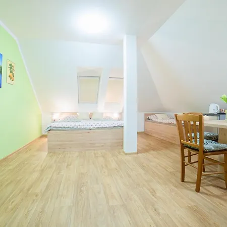 Gasthuis A Restaurace Zlatovlaska U Zamku Cervena Lhota