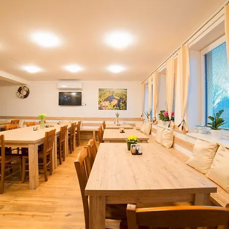 A Restaurace Zlatovlaska U Zamku Cervena Lhota Guest house Jizna