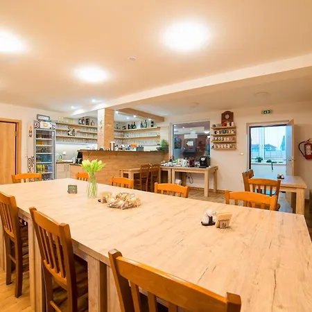 Gasthuis A Restaurace Zlatovlaska U Zamku Cervena Lhota