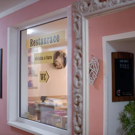 A Restaurace Zlatovlaska U Zamku Cervena Lhota 4* Jizna