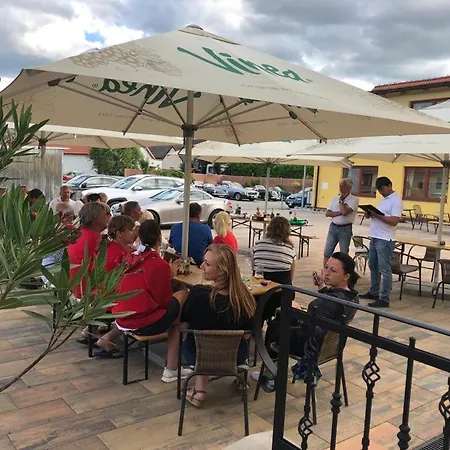 A Restaurace Zlatovlaska U Zamku Cervena Lhota 4* Jizna