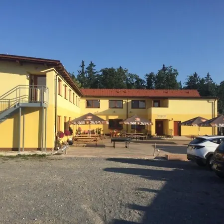A Restaurace Zlatovlaska U Zamku Cervena Lhota * Jizna
