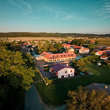 A Restaurace Zlatovlaska U Zamku Cervena Lhota Gasthuis