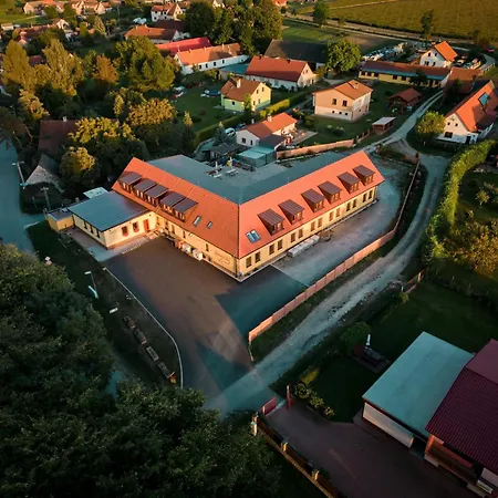 Penzion Zlatovláska U Zámku červená Lhota