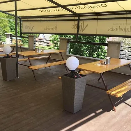 A Restaurace Zlatovlaska U Zamku Cervena Lhota * Jizna