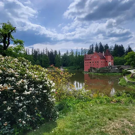 A Restaurace Zlatovlaska U Zamku Cervena Lhota *