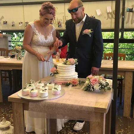 Konukevi A Restaurace Zlatovlaska U Zamku Cervena Lhota *