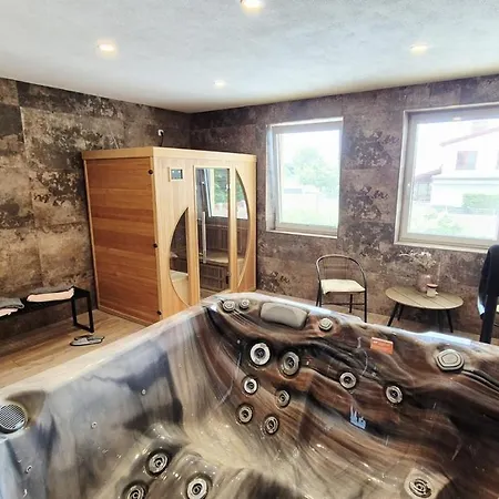A Restaurace Zlatovlaska U Zamku Cervena Lhota Guest house Jizna