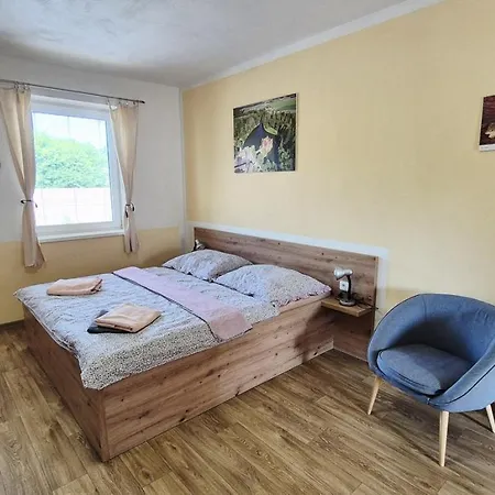 A Restaurace Zlatovlaska U Zamku Cervena Lhota Guest house Jizna