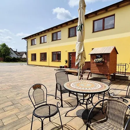 A Restaurace Zlatovlaska U Zamku Cervena Lhota Guest house