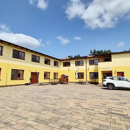 A Restaurace Zlatovlaska U Zamku Cervena Lhota Guest house Jizna