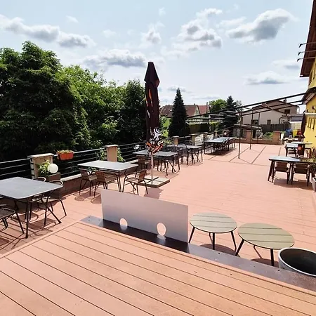 A Restaurace Zlatovlaska U Zamku Cervena Lhota * Jizna