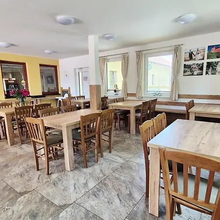 A Restaurace Zlatovlaska U Zamku Cervena Lhota Guest house