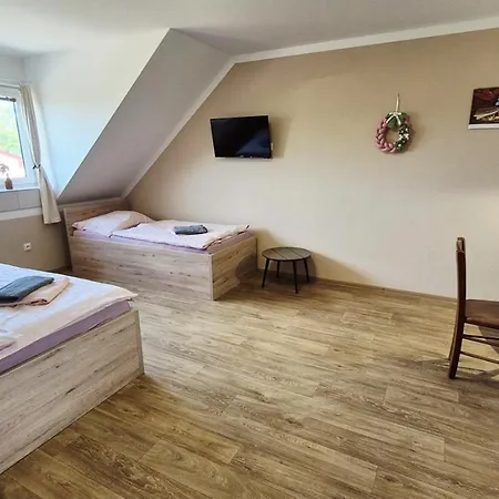 A Restaurace Zlatovlaska U Zamku Cervena Lhota * Jizna