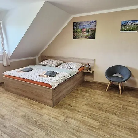 A Restaurace Zlatovlaska U Zamku Cervena Lhota Guest house Jizna