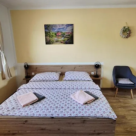A Restaurace Zlatovlaska U Zamku Cervena Lhota * Jizna