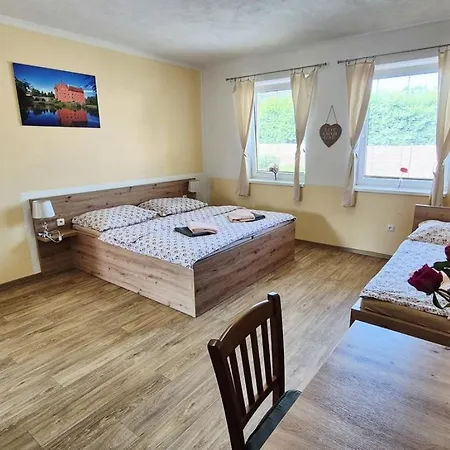 Gasthuis A Restaurace Zlatovlaska U Zamku Cervena Lhota